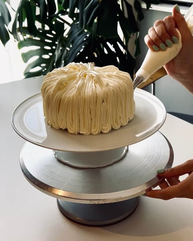 Danine Cakes — hand-piping a cake