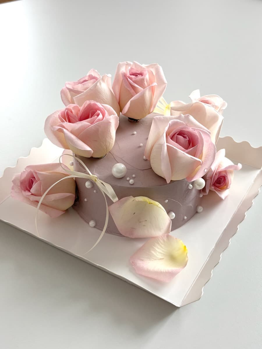 Fresh roses in dusty mauve — pure elegance