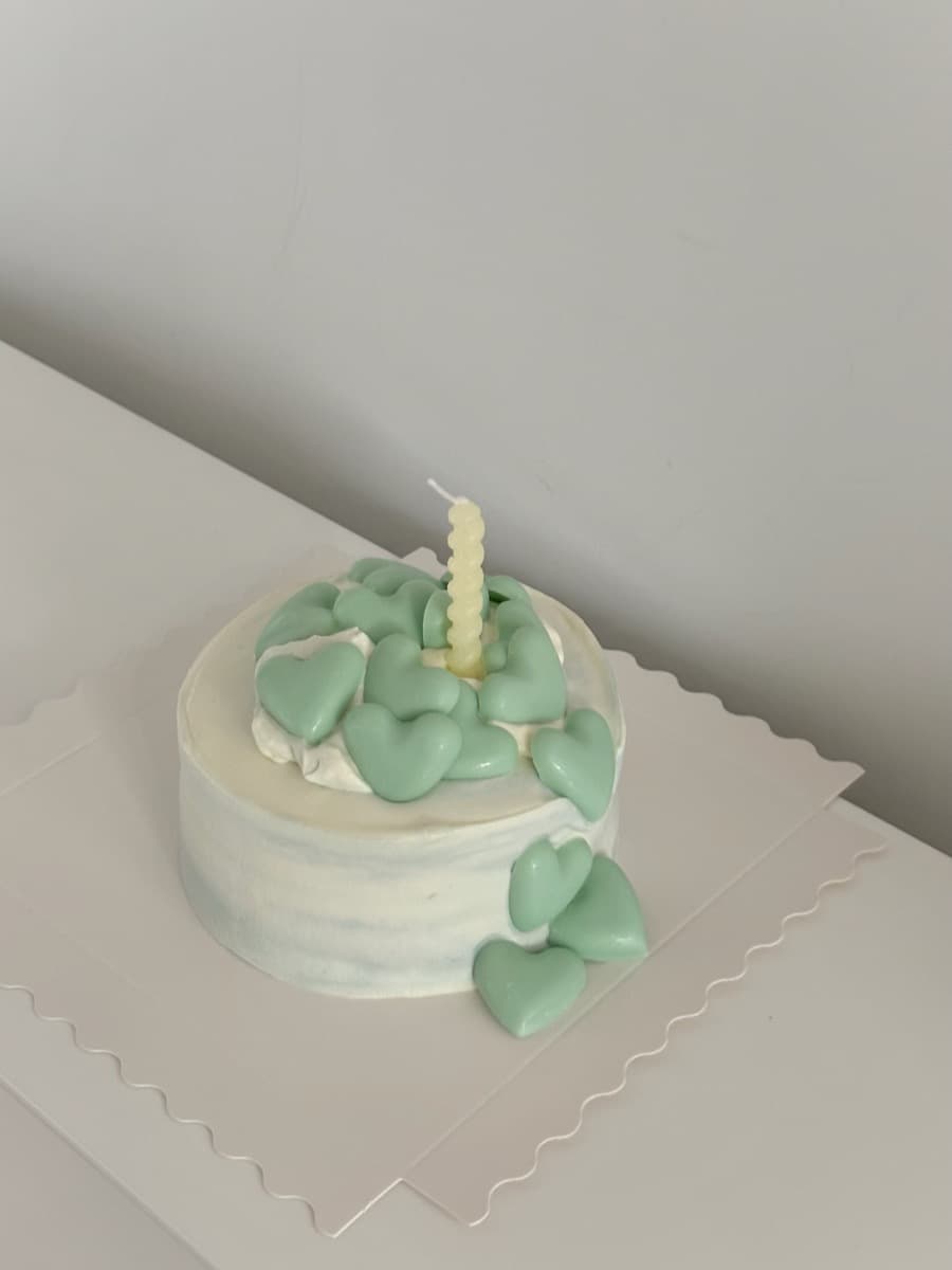 Mint hearts cascading down the sides