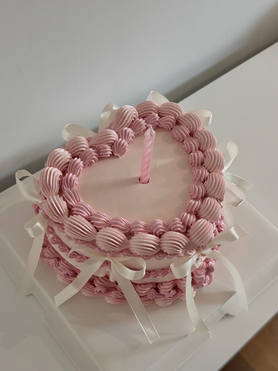 Pink heart-shaped with shell border piping